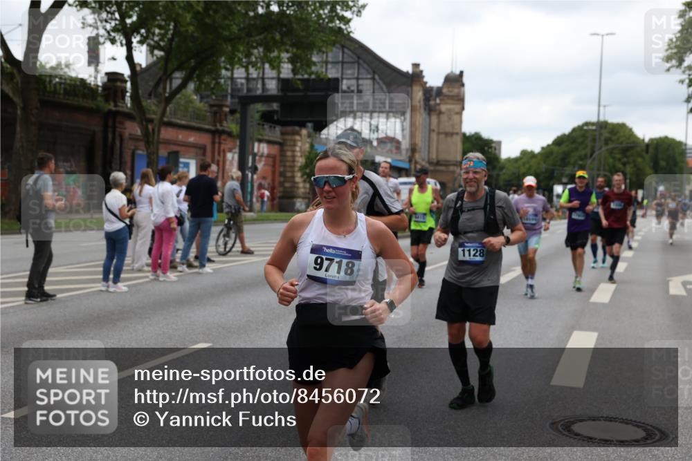 29.06.2025 - hella hamburg halbmarathon Yannick Fuchs http://msf.ph/oto/8456072 29.06.2025 10:56:19 20KM 1006, 1128, 1264, 1377, 1432, 1568, 1573, 1726, 4859, 6414, 6415, 6580, 6815, 7658, 8045, 8154, 8624, 9131, 9718, 9928, 10214, 10519, 10797, 11670, 11968, 12156, 13498, 13868, 14368, 14456, 15686, 15859, 16292, 16654, 16808, 17136, 17383, 17532, 17939, 17955, 18000, 18599, 18919, 19023 meine-sportfotos.de