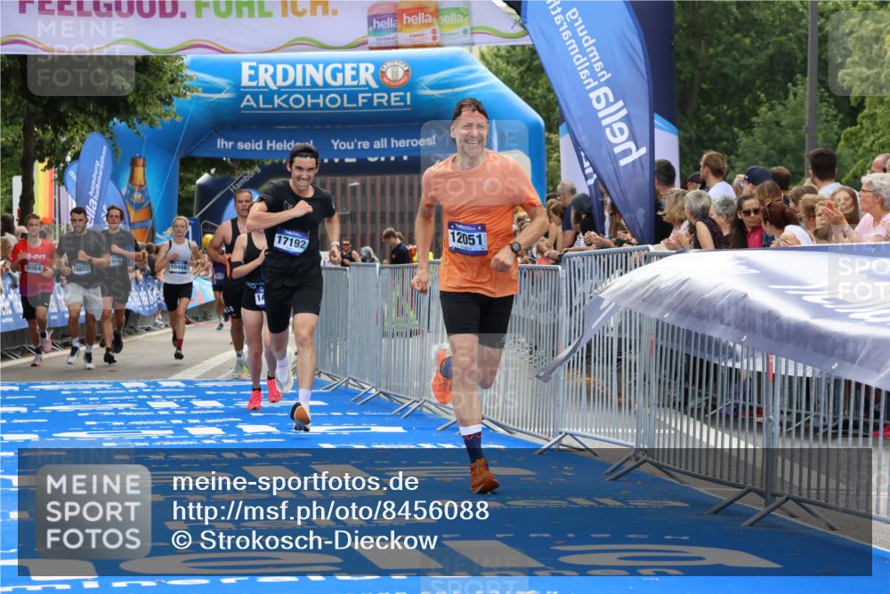 29.06.2025 - hella hamburg halbmarathon Strokosch-Dieckow http://msf.ph/oto/8456088 29.06.2025 10:36:19 Ziel 6829, 6993, 8084, 10404, 10852, 11304, 12051, 12916, 13991, 14075, 14601, 15115, 15348, 16158, 17192, 17329, 18062 meine-sportfotos.de