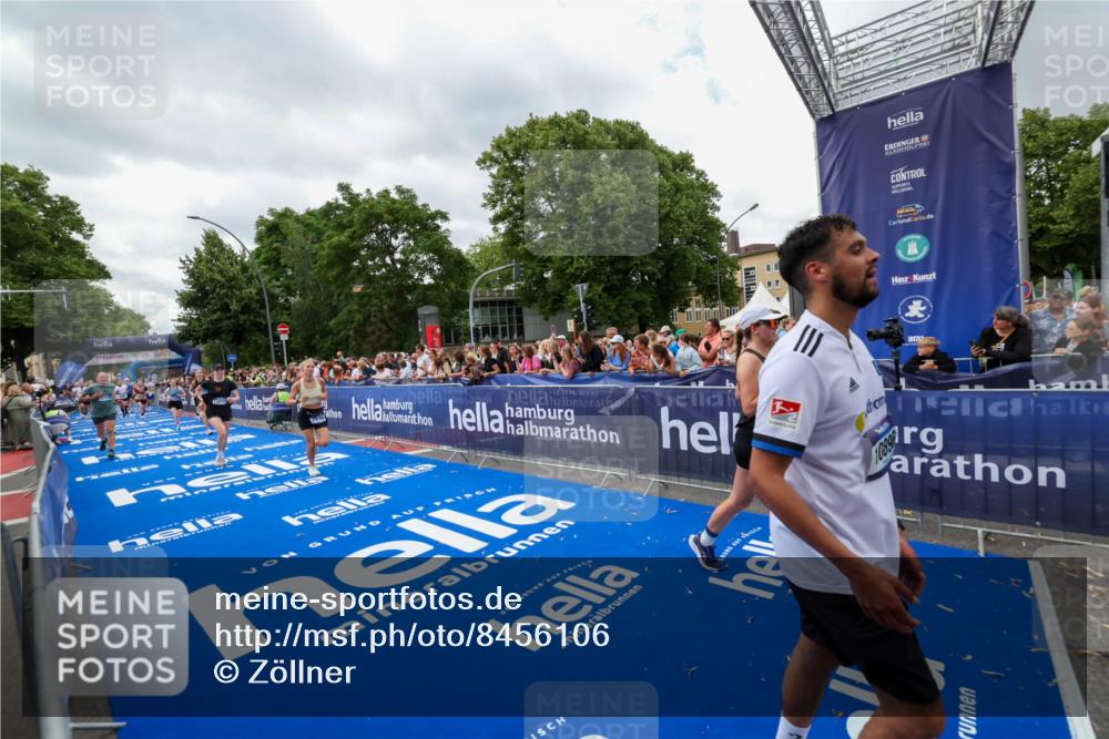 29.06.2025 - hella hamburg halbmarathon Zöllner http://msf.ph/oto/8456106 29.06.2025 11:00:13 Ziel 6327, 6470, 7636, 9006, 10896, 11250, 12422, 12779, 13761, 14471, 16439, 17176, 18130, 18377, 18701, 19015 meine-sportfotos.de
