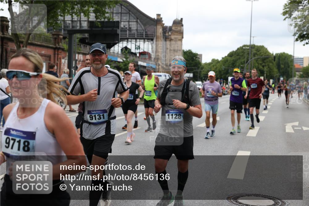 29.06.2025 - hella hamburg halbmarathon Yannick Fuchs http://msf.ph/oto/8456136 29.06.2025 10:56:19 20KM 1006, 1128, 1264, 1377, 1432, 1568, 1573, 1726, 4859, 6414, 6415, 6580, 6815, 7658, 8045, 8154, 8624, 9131, 9718, 9928, 10214, 10519, 10797, 11670, 11968, 12156, 13498, 13868, 14368, 14456, 15686, 15859, 16292, 16654, 16808, 17136, 17383, 17532, 17939, 17955, 18000, 18599, 18919, 19023 meine-sportfotos.de