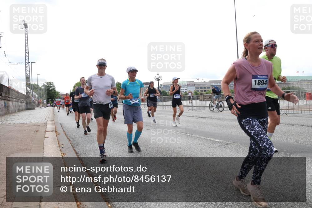 29.06.2025 - hella hamburg halbmarathon Lena Gebhardt http://msf.ph/oto/8456137 29.06.2025 10:31:29 Lombardsbrücke 1292, 11587, 807, 7772, 18943, 1235, 1292, 1773, 1844, 1879, 1979, 2097, 2414, 2831, 2832, 2914, 3396, 3397, 3424, 3571, 3681, 4561, 4817, 4953, 5165, 5437, 5846, 5943, 5965, 6057, 6078, 6160, 6195, 6546, 6573, 6640, 6787, 7334, 7351, 7604, 7772, 8050, 8072, 8073, 8304, 8620, 8757, 8806, 9078, 9104, 9183, 9478, 9812, 9883, 10111, 10240, 10586, 11587, 11988, 12627, 13724, 14349, 15589, 15725, 16457, 16978, 17224, 17404, 17463, 17509, 17517, 17587, 17706, 19226 meine-sportfotos.de