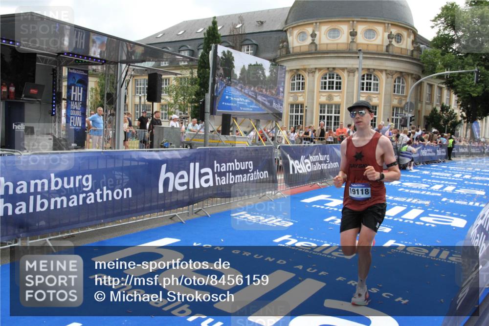 29.06.2025 - hella hamburg halbmarathon Michael Strokosch http://msf.ph/oto/8456159 29.06.2025 10:31:32 Ziel 5660, 12681, 19118 meine-sportfotos.de