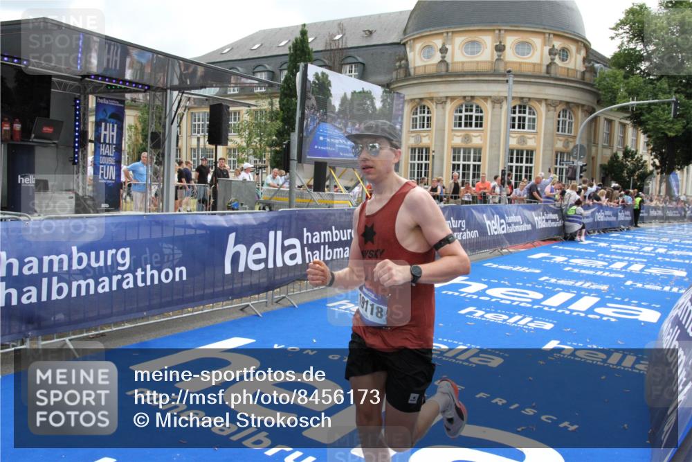 29.06.2025 - hella hamburg halbmarathon Michael Strokosch http://msf.ph/oto/8456173 29.06.2025 10:31:32 Ziel 5660, 12681, 19118 meine-sportfotos.de