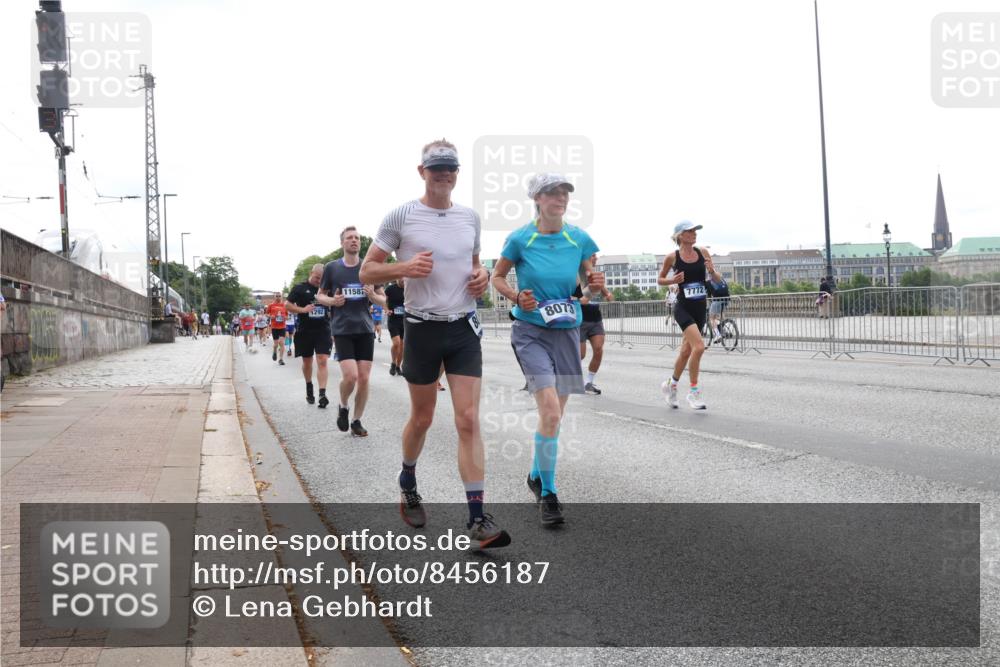 29.06.2025 - hella hamburg halbmarathon Lena Gebhardt http://msf.ph/oto/8456187 29.06.2025 10:31:29 Lombardsbrücke 1292, 11587, 8073, 7772, 1235, 1292, 1773, 1844, 1879, 1979, 2097, 2414, 2831, 2832, 2914, 3396, 3397, 3424, 3571, 3681, 4561, 4817, 4953, 5165, 5437, 5846, 5943, 5965, 6057, 6078, 6160, 6195, 6546, 6573, 6640, 6787, 7334, 7351, 7604, 7772, 8050, 8072, 8073, 8304, 8620, 8757, 8806, 9078, 9104, 9183, 9478, 9812, 9883, 10111, 10240, 10586, 11587, 11988, 12627, 13724, 14349, 15589, 15725, 16457, 16978, 17224, 17404, 17463, 17509, 17517, 17587, 17706, 19226 meine-sportfotos.de