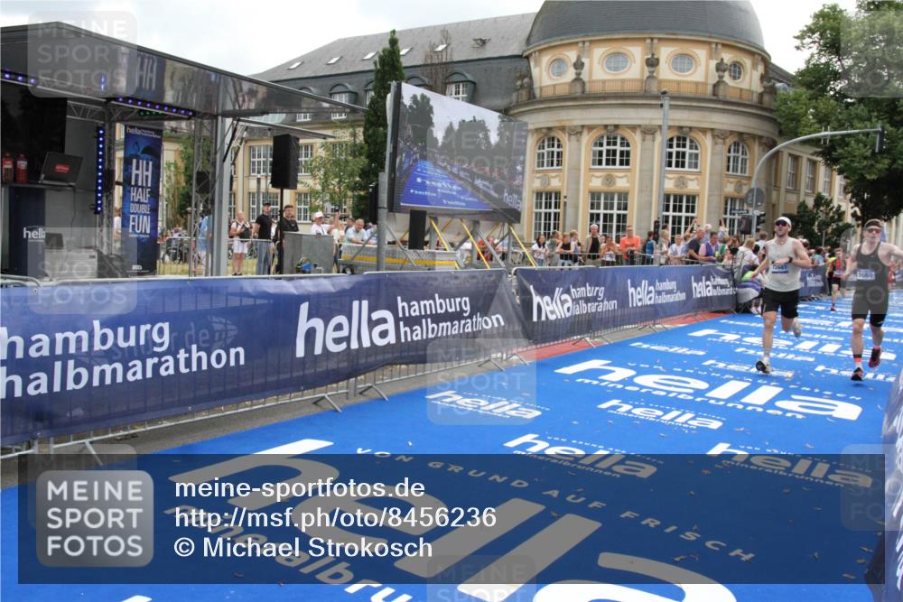 29.06.2025 - hella hamburg halbmarathon Michael Strokosch http://msf.ph/oto/8456236 29.06.2025 10:31:38 Ziel 5660, 7793, 12681, 13617, 15835 meine-sportfotos.de
