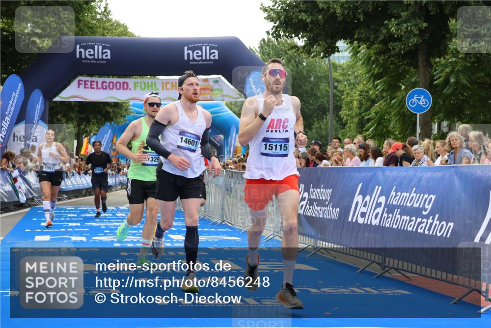 29.06.2025 - hella hamburg halbmarathon Strokosch-Dieckow http://msf.ph/oto/8456248 29.06.2025 10:36:13 Ziel 2774, 6032, 6829, 6990, 6993, 12051, 12447, 13991, 14601, 15115, 15348, 16158, 17078, 17192, 17329, 17691, 18600 meine-sportfotos.de