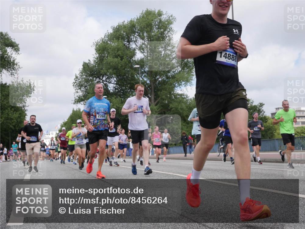 29.06.2025 - hella hamburg halbmarathon Luisa Fischer http://msf.ph/oto/8456264 29.06.2025 10:35:39 Kennedybrücke 18283, 13391, 76, 2268, 871, 14888, 9188, 2268, 4857, 5871, 6228, 6642, 7387, 7531, 7789, 8625, 8840, 8914, 9010, 9188, 9765, 10013, 10203, 10470, 10624, 10828 meine-sportfotos.de