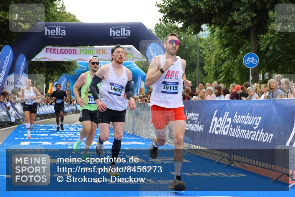 29.06.2025 - hella hamburg halbmarathon Strokosch-Dieckow http://msf.ph/oto/8456273 29.06.2025 10:36:13 Ziel 2774, 6032, 6829, 6990, 6993, 12051, 12447, 13991, 14601, 15115, 15348, 16158, 17078, 17192, 17329, 17691, 18600 meine-sportfotos.de
