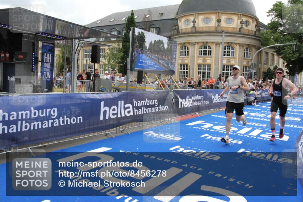 29.06.2025 - hella hamburg halbmarathon Michael Strokosch http://msf.ph/oto/8456278 29.06.2025 10:31:39 Ziel 5660, 7793, 12681, 13606, 13617, 15835 meine-sportfotos.de
