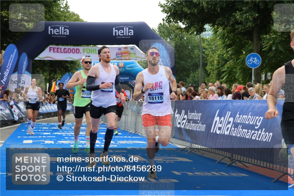 29.06.2025 - hella hamburg halbmarathon Strokosch-Dieckow http://msf.ph/oto/8456289 29.06.2025 10:36:13 Ziel 2774, 6032, 6829, 6990, 6993, 12051, 12447, 13991, 14601, 15115, 15348, 16158, 17078, 17192, 17329, 17691, 18600 meine-sportfotos.de
