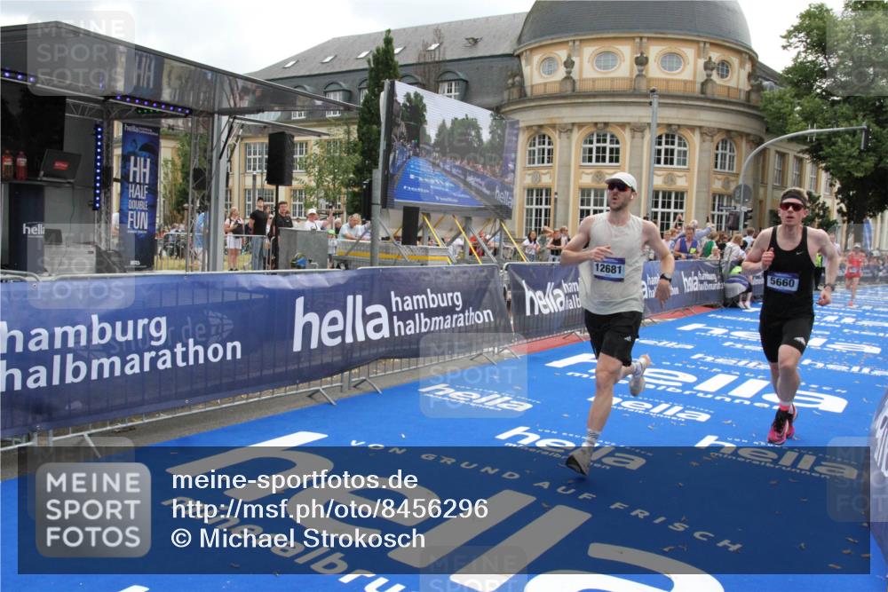29.06.2025 - hella hamburg halbmarathon Michael Strokosch http://msf.ph/oto/8456296 29.06.2025 10:31:39 Ziel 5660, 7793, 12681, 13606, 13617, 15835 meine-sportfotos.de