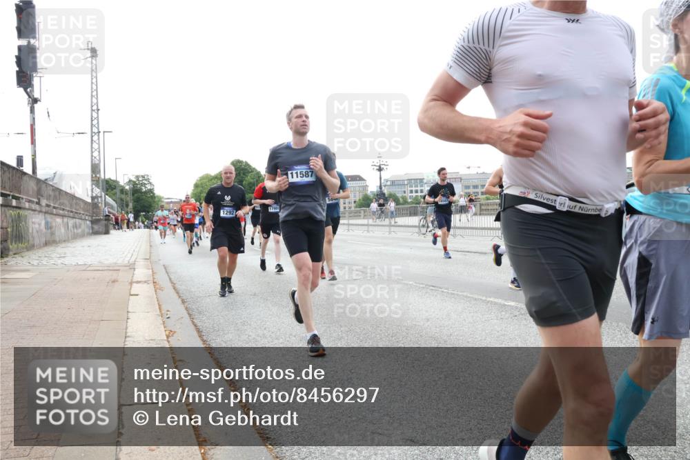 29.06.2025 - hella hamburg halbmarathon Lena Gebhardt http://msf.ph/oto/8456297 29.06.2025 10:31:31 Lombardsbrücke 17989, 1292, 11587, 1235, 1292, 1373, 1773, 1844, 1879, 1979, 2414, 2831, 2832, 2914, 3396, 3397, 3424, 3571, 3681, 4561, 4817, 4953, 5165, 5437, 5846, 5943, 5965, 6057, 6078, 6160, 6195, 6546, 6573, 6640, 6787, 7334, 7604, 7772, 8050, 8072, 8073, 8304, 8620, 8806, 9078, 9104, 9183, 9478, 9812, 9883, 10111, 10240, 10586, 11587, 11988, 12627, 13724, 14349, 15589, 15725, 16457, 16978, 17224, 17404, 17463, 17509, 17517, 17587, 17706, 19226 meine-sportfotos.de