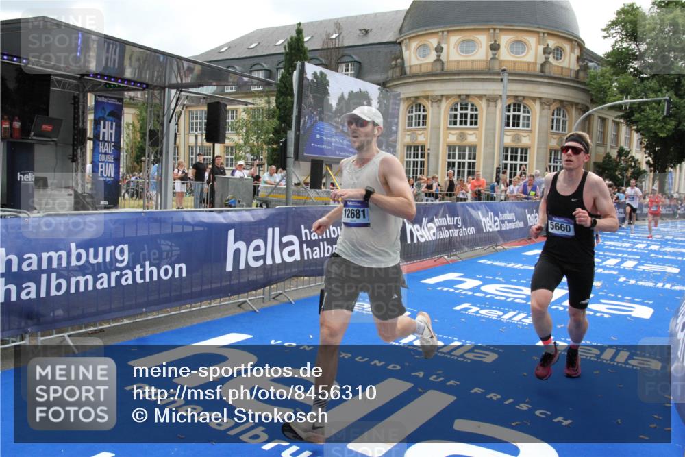 29.06.2025 - hella hamburg halbmarathon Michael Strokosch http://msf.ph/oto/8456310 29.06.2025 10:31:39 Ziel 5660, 7793, 12681, 13606, 13617, 15835 meine-sportfotos.de