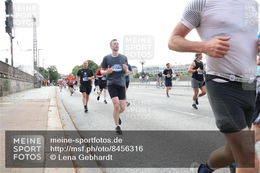 29.06.2025 - hella hamburg halbmarathon Lena Gebhardt http://msf.ph/oto/8456316 29.06.2025 10:31:31 Lombardsbrücke 1292, 17989, 11587, 10586, 1235, 1292, 1373, 1773, 1844, 1879, 1979, 2414, 2831, 2832, 2914, 3396, 3397, 3424, 3571, 3681, 4561, 4817, 4953, 5165, 5437, 5846, 5943, 5965, 6057, 6078, 6160, 6195, 6546, 6573, 6640, 6787, 7334, 7604, 7772, 8050, 8072, 8073, 8304, 8620, 8806, 9078, 9104, 9183, 9478, 9812, 9883, 10111, 10240, 10586, 11587, 11988, 12627, 13724, 14349, 15589, 15725, 16457, 16978, 17224, 17404, 17463, 17509, 17517, 17587, 17706, 19226 meine-sportfotos.de