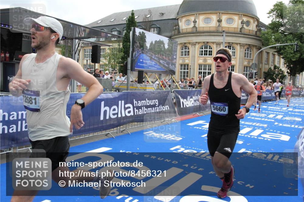 29.06.2025 - hella hamburg halbmarathon Michael Strokosch http://msf.ph/oto/8456321 29.06.2025 10:31:40 Ziel 5660, 7793, 12681, 13606, 13617, 15835 meine-sportfotos.de