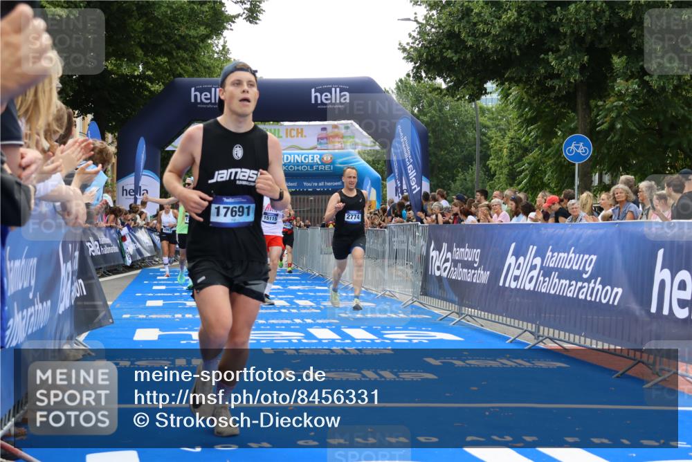 29.06.2025 - hella hamburg halbmarathon Strokosch-Dieckow http://msf.ph/oto/8456331 29.06.2025 10:36:11 Ziel 2774, 6032, 6829, 6990, 6993, 12168, 12447, 12488, 13991, 14601, 14875, 15115, 15348, 16158, 17078, 17329, 17691, 18600 meine-sportfotos.de