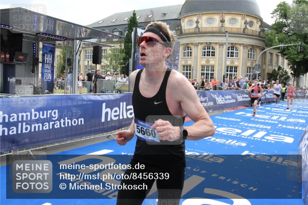 29.06.2025 - hella hamburg halbmarathon Michael Strokosch http://msf.ph/oto/8456339 29.06.2025 10:31:40 Ziel 5660, 7793, 12681, 13606, 13617, 15835 meine-sportfotos.de