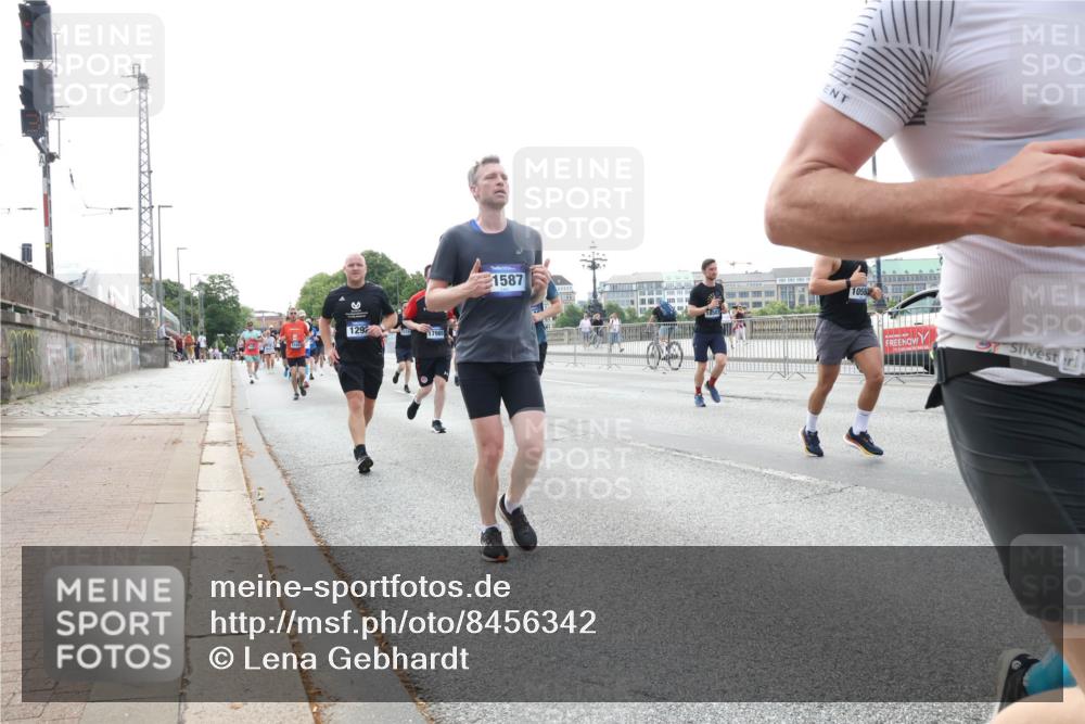 29.06.2025 - hella hamburg halbmarathon Lena Gebhardt http://msf.ph/oto/8456342 29.06.2025 10:31:31 Lombardsbrücke 1292, 17989, 1587, 1058, 1235, 1292, 1373, 1773, 1844, 1879, 1979, 2414, 2831, 2832, 2914, 3396, 3397, 3424, 3571, 3681, 4561, 4817, 4953, 5165, 5437, 5846, 5943, 5965, 6057, 6078, 6160, 6195, 6546, 6573, 6640, 6787, 7334, 7604, 7772, 8050, 8072, 8073, 8304, 8620, 8806, 9078, 9104, 9183, 9478, 9812, 9883, 10111, 10240, 10586, 11587, 11988, 12627, 13724, 14349, 15589, 15725, 16457, 16978, 17224, 17404, 17463, 17509, 17517, 17587, 17706, 19226 meine-sportfotos.de