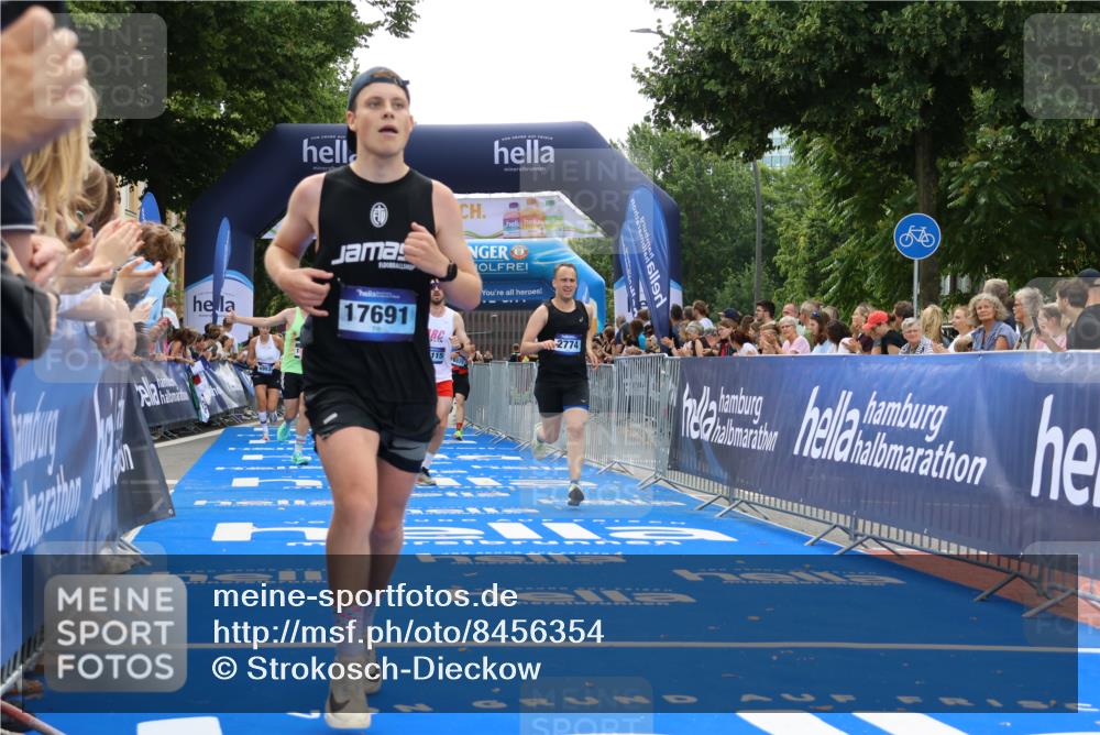 29.06.2025 - hella hamburg halbmarathon Strokosch-Dieckow http://msf.ph/oto/8456354 29.06.2025 10:36:11 Ziel 2774, 6032, 6829, 6990, 6993, 12168, 12447, 12488, 13991, 14601, 14875, 15115, 15348, 16158, 17078, 17329, 17691, 18600 meine-sportfotos.de