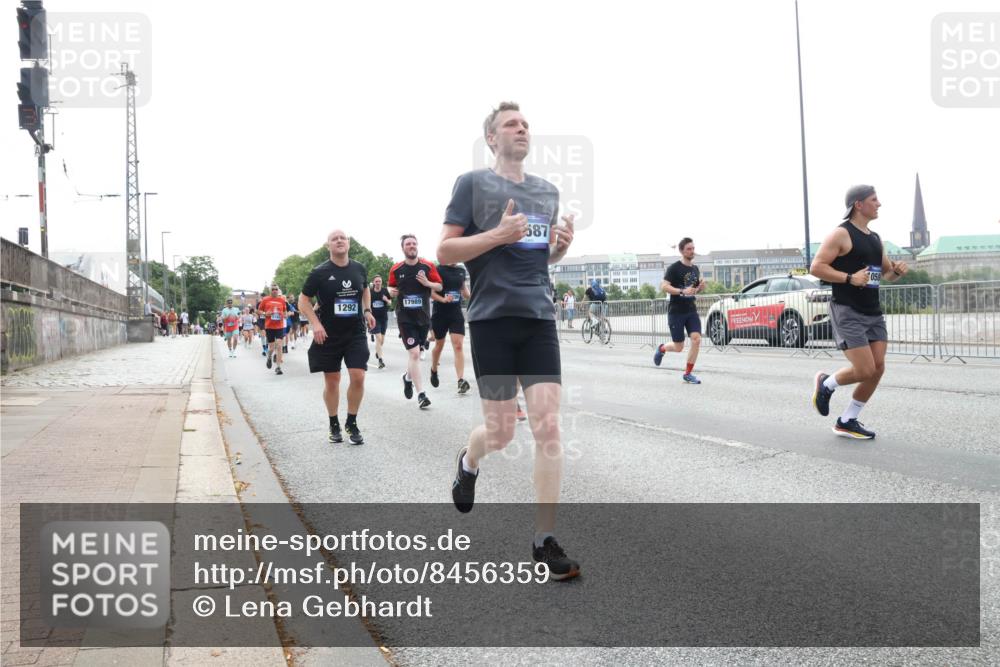 29.06.2025 - hella hamburg halbmarathon Lena Gebhardt http://msf.ph/oto/8456359 29.06.2025 10:31:31 Lombardsbrücke 1292, 17989, 587, 058, 1235, 1292, 1373, 1773, 1844, 1879, 1979, 2414, 2831, 2832, 2914, 3396, 3397, 3424, 3571, 3681, 4561, 4817, 4953, 5165, 5437, 5846, 5943, 5965, 6057, 6078, 6160, 6195, 6546, 6573, 6640, 6787, 7334, 7604, 7772, 8050, 8072, 8073, 8304, 8620, 8806, 9078, 9104, 9183, 9478, 9812, 9883, 10111, 10240, 10586, 11587, 11988, 12627, 13724, 14349, 15589, 15725, 16457, 16978, 17224, 17404, 17463, 17509, 17517, 17587, 17706, 19226 meine-sportfotos.de