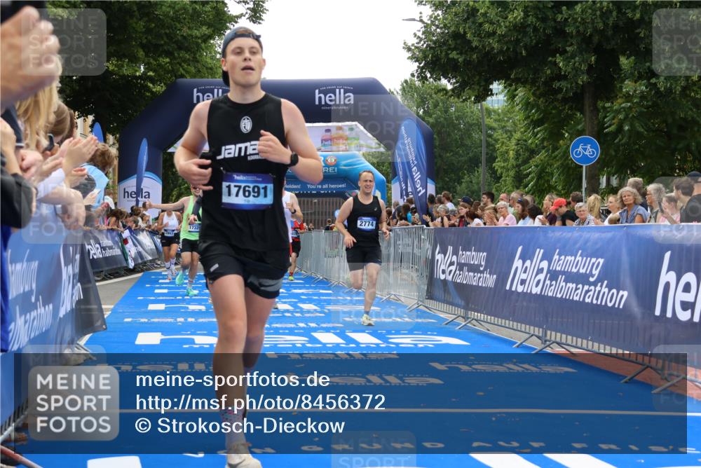 29.06.2025 - hella hamburg halbmarathon Strokosch-Dieckow http://msf.ph/oto/8456372 29.06.2025 10:36:11 Ziel 2774, 6032, 6829, 6990, 6993, 12168, 12447, 12488, 13991, 14601, 14875, 15115, 15348, 16158, 17078, 17329, 17691, 18600 meine-sportfotos.de