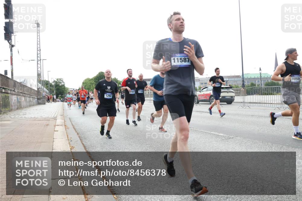 29.06.2025 - hella hamburg halbmarathon Lena Gebhardt http://msf.ph/oto/8456378 29.06.2025 10:31:31 Lombardsbrücke 17989, 17706, 5165, 1292, 11587, 10586, 8507, 1235, 1292, 1373, 1773, 1844, 1879, 1979, 2414, 2831, 2832, 2914, 3396, 3397, 3424, 3571, 3681, 4561, 4817, 4953, 5165, 5437, 5846, 5943, 5965, 6057, 6078, 6160, 6195, 6546, 6573, 6640, 6787, 7334, 7604, 7772, 8050, 8072, 8073, 8304, 8620, 8806, 9078, 9104, 9183, 9478, 9812, 9883, 10111, 10240, 10586, 11587, 11988, 12627, 13724, 14349, 15589, 15725, 16457, 16978, 17224, 17404, 17463, 17509, 17517, 17587, 17706, 19226 meine-sportfotos.de