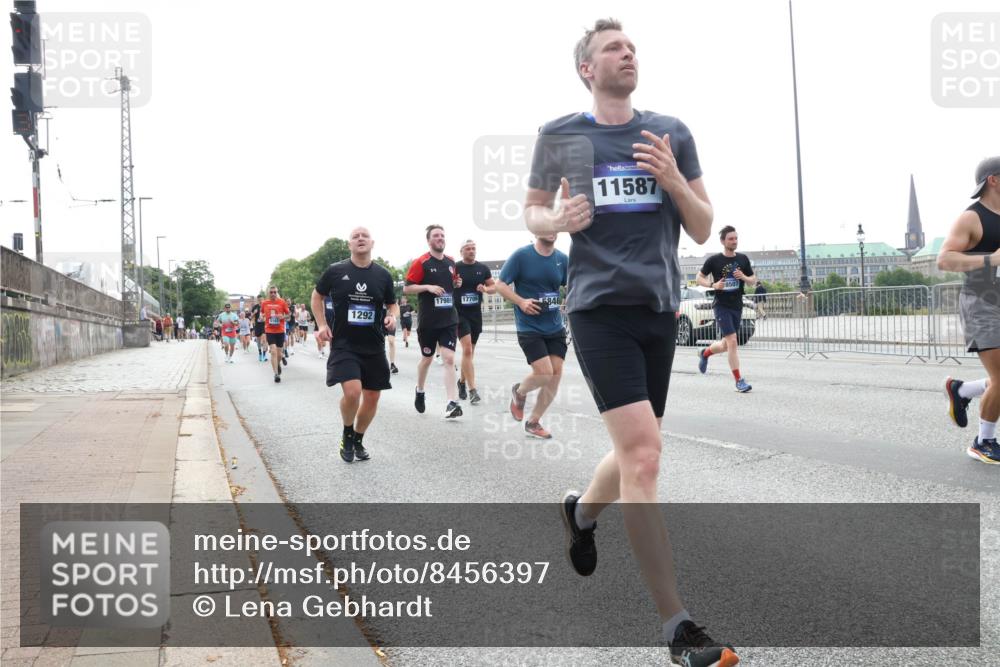 29.06.2025 - hella hamburg halbmarathon Lena Gebhardt http://msf.ph/oto/8456397 29.06.2025 10:31:31 Lombardsbrücke 1292, 17989, 17706, 11587, 1235, 1292, 1373, 1773, 1844, 1879, 1979, 2414, 2831, 2832, 2914, 3396, 3397, 3424, 3571, 3681, 4561, 4817, 4953, 5165, 5437, 5846, 5943, 5965, 6057, 6078, 6160, 6195, 6546, 6573, 6640, 6787, 7334, 7604, 7772, 8050, 8072, 8073, 8304, 8620, 8806, 9078, 9104, 9183, 9478, 9812, 9883, 10111, 10240, 10586, 11587, 11988, 12627, 13724, 14349, 15589, 15725, 16457, 16978, 17224, 17404, 17463, 17509, 17517, 17587, 17706, 19226 meine-sportfotos.de