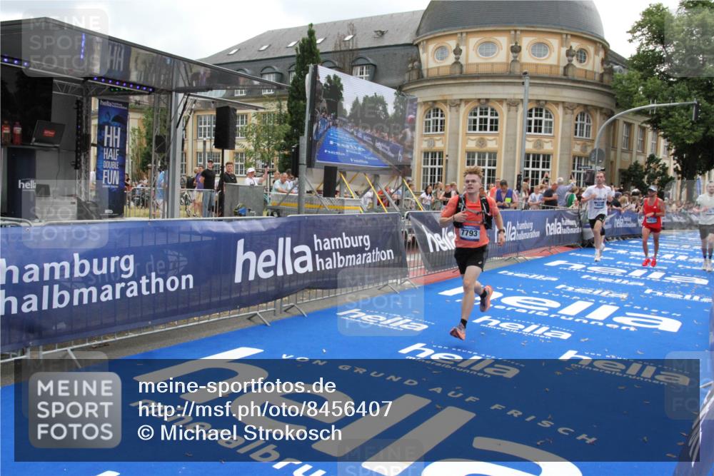 29.06.2025 - hella hamburg halbmarathon Michael Strokosch http://msf.ph/oto/8456407 29.06.2025 10:31:41 Ziel 5660, 7793, 12681, 13606, 13617, 15835, 18102 meine-sportfotos.de
