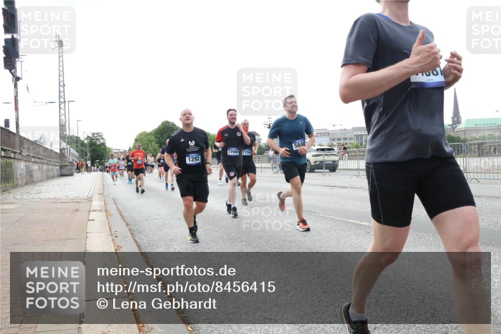 29.06.2025 - hella hamburg halbmarathon Lena Gebhardt http://msf.ph/oto/8456415 29.06.2025 10:31:32 Lombardsbrücke 5165, 1292, 17989, 17706, 5846, 7007, 1235, 1292, 1373, 1773, 1844, 1879, 1979, 2414, 2831, 2832, 2914, 3396, 3397, 3424, 3571, 3681, 4561, 4817, 4953, 5165, 5437, 5846, 5943, 5965, 6057, 6078, 6160, 6195, 6546, 6573, 6640, 6787, 7334, 7604, 7772, 8050, 8072, 8073, 8304, 8620, 8806, 9078, 9104, 9183, 9478, 9812, 9883, 10111, 10240, 10586, 11587, 11988, 12627, 13724, 14349, 15589, 15725, 16457, 16978, 17224, 17404, 17463, 17509, 17517, 17587, 17706, 19226 meine-sportfotos.de