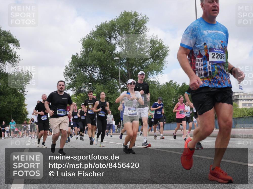 29.06.2025 - hella hamburg halbmarathon Luisa Fischer http://msf.ph/oto/8456420 29.06.2025 10:35:42 Kennedybrücke 18838, 18283, 10470, 9010, 13391, 10624, 10624, 18706, 16978, 9765, 18409, 2268, 2268, 3753, 5871, 6642, 7387, 7531, 7789, 8840, 8914, 9010, 9188, 9542, 9765, 10203, 10470, 10624 meine-sportfotos.de