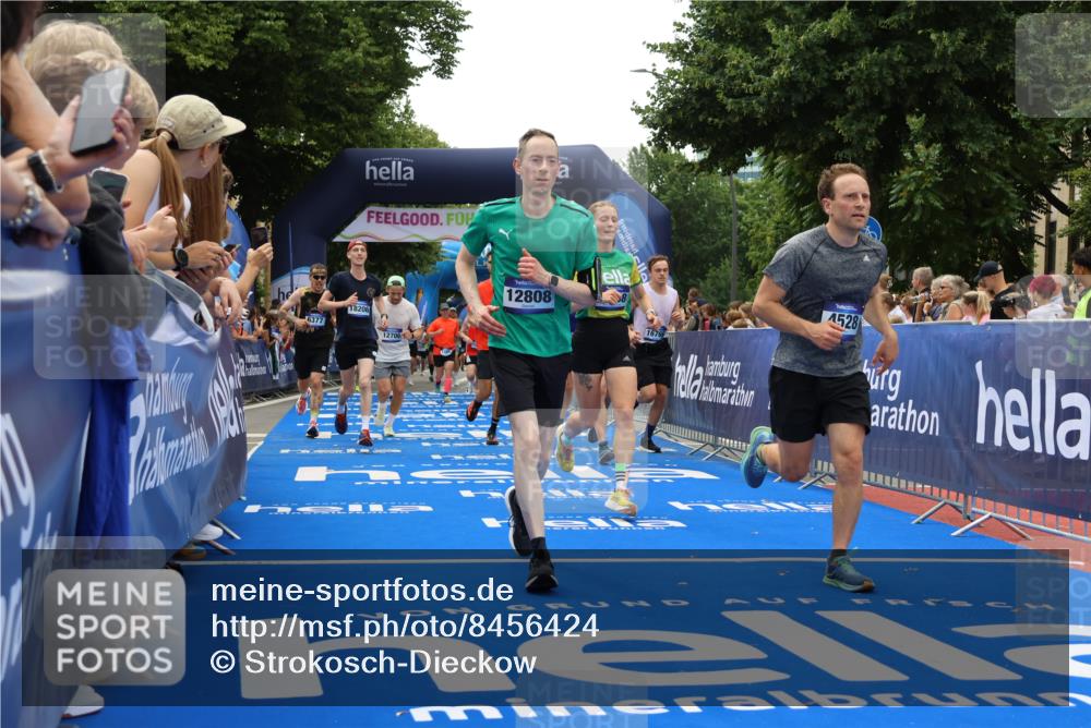 29.06.2025 - hella hamburg halbmarathon Strokosch-Dieckow http://msf.ph/oto/8456424 29.06.2025 10:47:58 Ziel 1086, 1604, 1613, 4324, 4528, 4601, 5022, 6377, 6836, 9638, 12706, 12724, 12747, 12808, 13570, 14730, 15333, 16149, 16766, 17451, 18206, 18922, 19198 meine-sportfotos.de