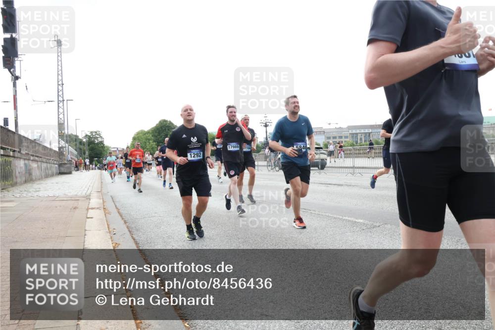 29.06.2025 - hella hamburg halbmarathon Lena Gebhardt http://msf.ph/oto/8456436 29.06.2025 10:31:32 Lombardsbrücke 17989, 7706, 5846, 1292, 1235, 1292, 1373, 1773, 1844, 1879, 1979, 2414, 2831, 2832, 2914, 3396, 3397, 3424, 3571, 3681, 4561, 4817, 4953, 5165, 5437, 5846, 5943, 5965, 6057, 6078, 6160, 6195, 6546, 6573, 6640, 6787, 7334, 7604, 7772, 8050, 8072, 8073, 8304, 8620, 8806, 9078, 9104, 9183, 9478, 9812, 9883, 10111, 10240, 10586, 11587, 11988, 12627, 13724, 14349, 15589, 15725, 16457, 16978, 17224, 17404, 17463, 17509, 17517, 17587, 17706, 19226 meine-sportfotos.de