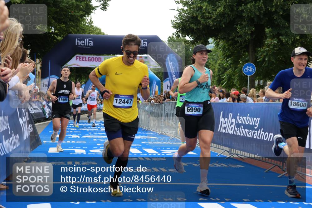 29.06.2025 - hella hamburg halbmarathon Strokosch-Dieckow http://msf.ph/oto/8456440 29.06.2025 10:36:10 Ziel 2774, 6032, 6829, 6990, 6993, 12168, 12447, 12488, 13419, 13991, 14601, 14875, 15115, 15348, 17078, 17329, 17691, 18600 meine-sportfotos.de