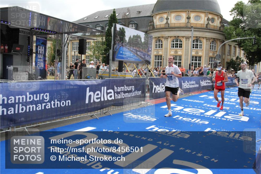 29.06.2025 - hella hamburg halbmarathon Michael Strokosch http://msf.ph/oto/8456501 29.06.2025 10:31:43 Ziel 7793, 13606, 13617, 15835, 18102 meine-sportfotos.de