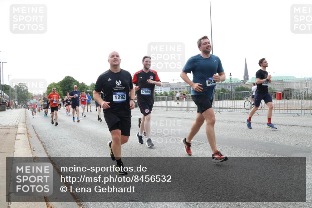 29.06.2025 - hella hamburg halbmarathon Lena Gebhardt http://msf.ph/oto/8456532 29.06.2025 10:31:32 Lombardsbrücke 5165, 1292, 584, 1850, 17989, 1235, 1292, 1373, 1773, 1844, 1879, 1979, 2414, 2831, 2832, 2914, 3396, 3397, 3424, 3571, 3681, 4561, 4817, 4953, 5165, 5437, 5846, 5943, 5965, 6057, 6078, 6160, 6195, 6546, 6573, 6640, 6787, 7334, 7604, 7772, 8050, 8072, 8073, 8304, 8620, 8806, 9078, 9104, 9183, 9478, 9812, 9883, 10111, 10240, 10586, 11587, 11988, 12627, 13724, 14349, 15589, 15725, 16457, 16978, 17224, 17404, 17463, 17509, 17517, 17587, 17706, 19226 meine-sportfotos.de