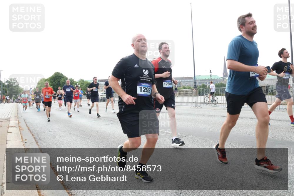 29.06.2025 - hella hamburg halbmarathon Lena Gebhardt http://msf.ph/oto/8456573 29.06.2025 10:31:33 Lombardsbrücke 10111, 13724, 1292, 17989, 8507, 1235, 1292, 1373, 1773, 1844, 1879, 1979, 2414, 2831, 2832, 2914, 3396, 3397, 3424, 3571, 3681, 4561, 4817, 4953, 5165, 5437, 5846, 5943, 5965, 6057, 6078, 6160, 6195, 6546, 6573, 6640, 6787, 7334, 7604, 7772, 8050, 8072, 8073, 8304, 8620, 8806, 9078, 9104, 9183, 9478, 9812, 9883, 10111, 10240, 10586, 11587, 11988, 12627, 13724, 14349, 15725, 16457, 16978, 17224, 17404, 17463, 17509, 17517, 17587, 17706, 19226 meine-sportfotos.de