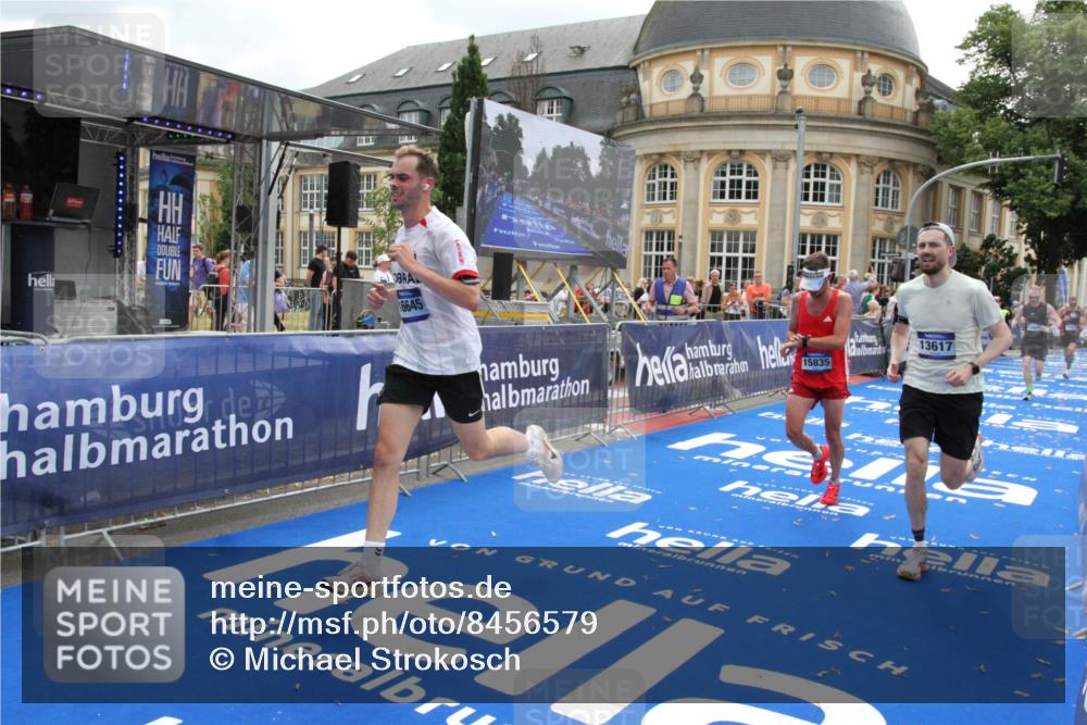 29.06.2025 - hella hamburg halbmarathon Michael Strokosch http://msf.ph/oto/8456579 29.06.2025 10:31:43 Ziel 7793, 13606, 13617, 15835, 18102 meine-sportfotos.de
