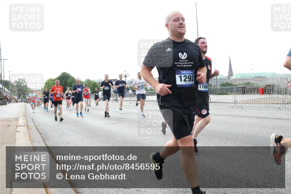 29.06.2025 - hella hamburg halbmarathon Lena Gebhardt http://msf.ph/oto/8456595 29.06.2025 10:31:33 Lombardsbrücke 5165, 13724, 6546, 1292, 17989, 1235, 1292, 1373, 1773, 1844, 1879, 1979, 2414, 2831, 2832, 2914, 3396, 3397, 3424, 3571, 3681, 4561, 4817, 4953, 5165, 5437, 5846, 5943, 5965, 6057, 6078, 6160, 6195, 6546, 6573, 6640, 6787, 7334, 7604, 7772, 8050, 8072, 8073, 8304, 8620, 8806, 9078, 9104, 9183, 9478, 9812, 9883, 10111, 10240, 10586, 11587, 11988, 12627, 13724, 14349, 15725, 16457, 16978, 17224, 17404, 17463, 17509, 17517, 17587, 17706, 19226 meine-sportfotos.de