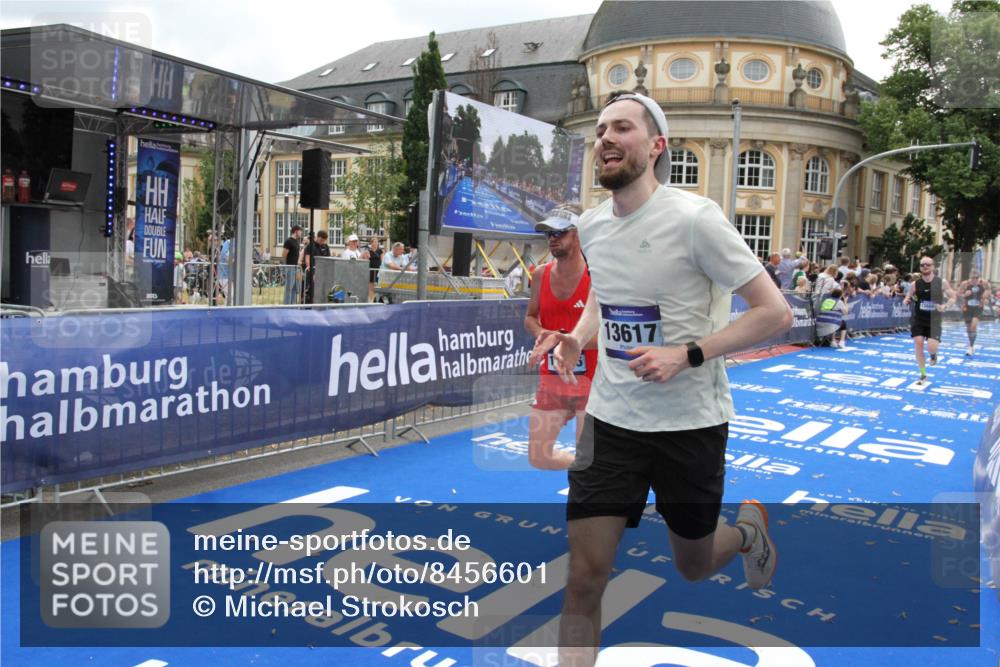 29.06.2025 - hella hamburg halbmarathon Michael Strokosch http://msf.ph/oto/8456601 29.06.2025 10:31:44 Ziel 7793, 13606, 13617, 15835, 18102 meine-sportfotos.de
