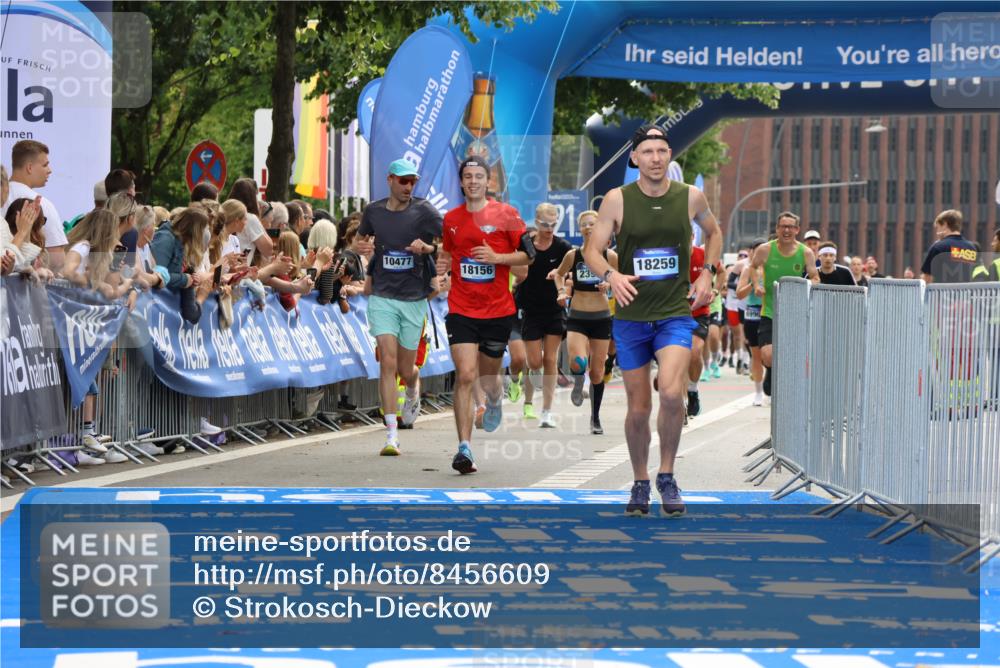 29.06.2025 - hella hamburg halbmarathon Strokosch-Dieckow http://msf.ph/oto/8456609 29.06.2025 10:35:54 Ziel 2399, 3843, 9313, 13252, 15161, 18156, 18259 meine-sportfotos.de