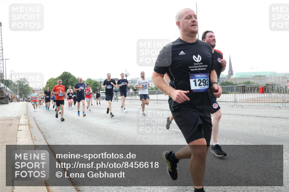 29.06.2025 - hella hamburg halbmarathon Lena Gebhardt http://msf.ph/oto/8456618 29.06.2025 10:31:33 Lombardsbrücke 5165, 13724, 11884, 546, 2, 1292, 1235, 1292, 1373, 1773, 1844, 1879, 1979, 2414, 2831, 2832, 2914, 3396, 3397, 3424, 3571, 3681, 4561, 4817, 4953, 5165, 5437, 5846, 5943, 5965, 6057, 6078, 6160, 6195, 6546, 6573, 6640, 6787, 7334, 7604, 7772, 8050, 8072, 8073, 8304, 8620, 8806, 9078, 9104, 9183, 9478, 9812, 9883, 10111, 10240, 10586, 11587, 11988, 12627, 13724, 14349, 15725, 16457, 16978, 17224, 17404, 17463, 17509, 17517, 17587, 17706, 19226 meine-sportfotos.de