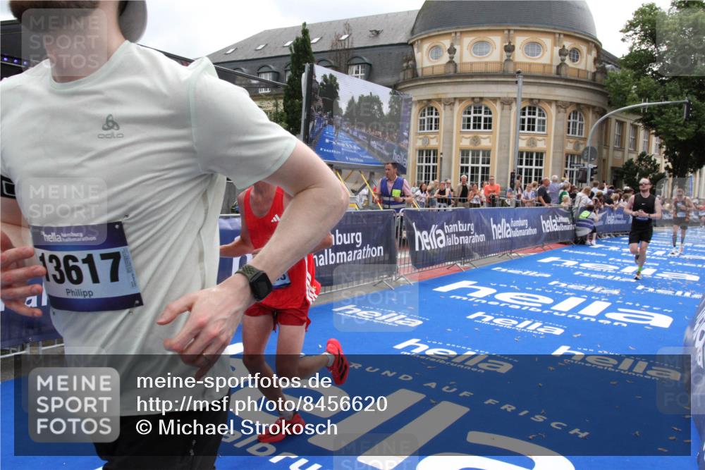 29.06.2025 - hella hamburg halbmarathon Michael Strokosch http://msf.ph/oto/8456620 29.06.2025 10:31:44 Ziel 7793, 13606, 13617, 15835, 18102 meine-sportfotos.de
