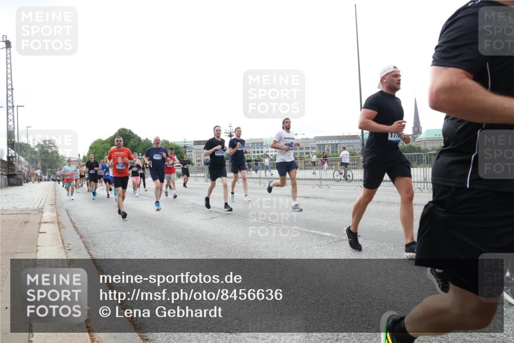 29.06.2025 - hella hamburg halbmarathon Lena Gebhardt http://msf.ph/oto/8456636 29.06.2025 10:31:33 Lombardsbrücke 5165, 10111, 13724, 17706, 1235, 1292, 1373, 1773, 1844, 1879, 1979, 2414, 2831, 2832, 2914, 3396, 3397, 3424, 3571, 3681, 4561, 4817, 4953, 5165, 5437, 5846, 5943, 5965, 6057, 6078, 6160, 6195, 6546, 6573, 6640, 6787, 7334, 7604, 7772, 8050, 8072, 8073, 8304, 8620, 8806, 9078, 9104, 9183, 9478, 9812, 9883, 10111, 10240, 10586, 11587, 11988, 12627, 13724, 14349, 15725, 16457, 16978, 17224, 17404, 17463, 17509, 17517, 17587, 17706, 19226 meine-sportfotos.de