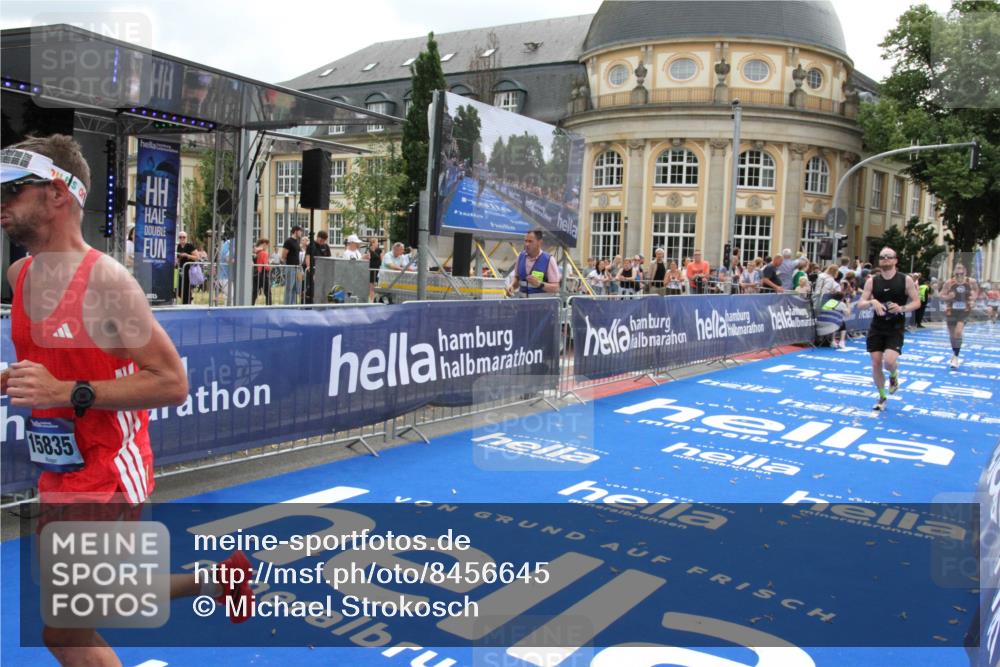 29.06.2025 - hella hamburg halbmarathon Michael Strokosch http://msf.ph/oto/8456645 29.06.2025 10:31:45 Ziel 5187, 13606, 13617, 15835, 18102 meine-sportfotos.de