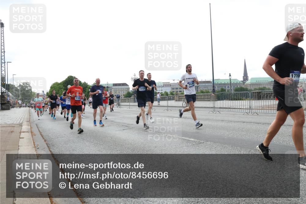 29.06.2025 - hella hamburg halbmarathon Lena Gebhardt http://msf.ph/oto/8456696 29.06.2025 10:31:34 Lombardsbrücke 5165, 13724, 6546, 1770, 1235, 1292, 1373, 1773, 1844, 1879, 1979, 2414, 2831, 2832, 2914, 3396, 3397, 3424, 3571, 3681, 3751, 4561, 4817, 4877, 4953, 5165, 5437, 5846, 5943, 5965, 6057, 6078, 6160, 6195, 6546, 6573, 6640, 7334, 7604, 7772, 8050, 8072, 8073, 8304, 8620, 8806, 9078, 9104, 9183, 9478, 9812, 9883, 10111, 10240, 10586, 11587, 11988, 12627, 13724, 14349, 15725, 16457, 16978, 17224, 17404, 17463, 17509, 17517, 17587, 17706, 19226 meine-sportfotos.de