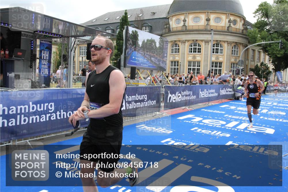 29.06.2025 - hella hamburg halbmarathon Michael Strokosch http://msf.ph/oto/8456718 29.06.2025 10:31:47 Ziel 5187, 13606, 18102 meine-sportfotos.de