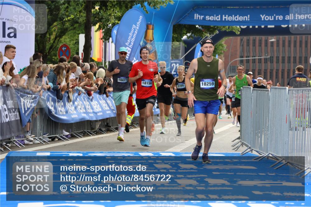 29.06.2025 - hella hamburg halbmarathon Strokosch-Dieckow http://msf.ph/oto/8456722 29.06.2025 10:35:55 Ziel 2399, 3843, 9313, 10477, 13252, 15161, 17217, 18156, 18259 meine-sportfotos.de