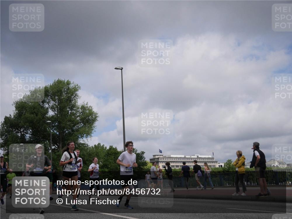 29.06.2025 - hella hamburg halbmarathon Luisa Fischer http://msf.ph/oto/8456732 29.06.2025 10:35:48 Kennedybrücke 3753, 10203, 753, 14347, 11076, 1237, 1647, 3660, 3670, 3753, 5110, 7531, 7749, 8840, 9010, 9542, 10203, 10470, 10624 meine-sportfotos.de