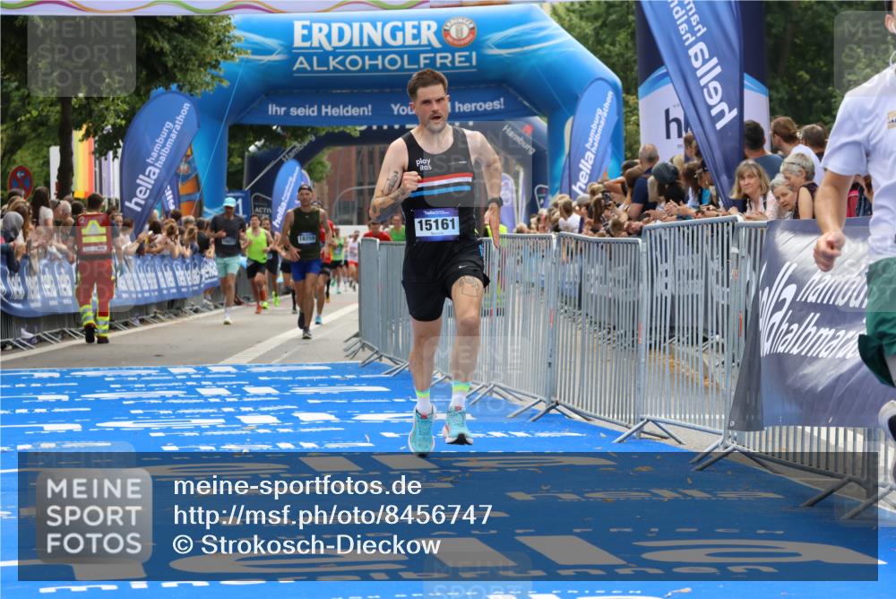 29.06.2025 - hella hamburg halbmarathon Strokosch-Dieckow http://msf.ph/oto/8456747 29.06.2025 10:35:50 Ziel 3843, 13252, 15161, 16119 meine-sportfotos.de