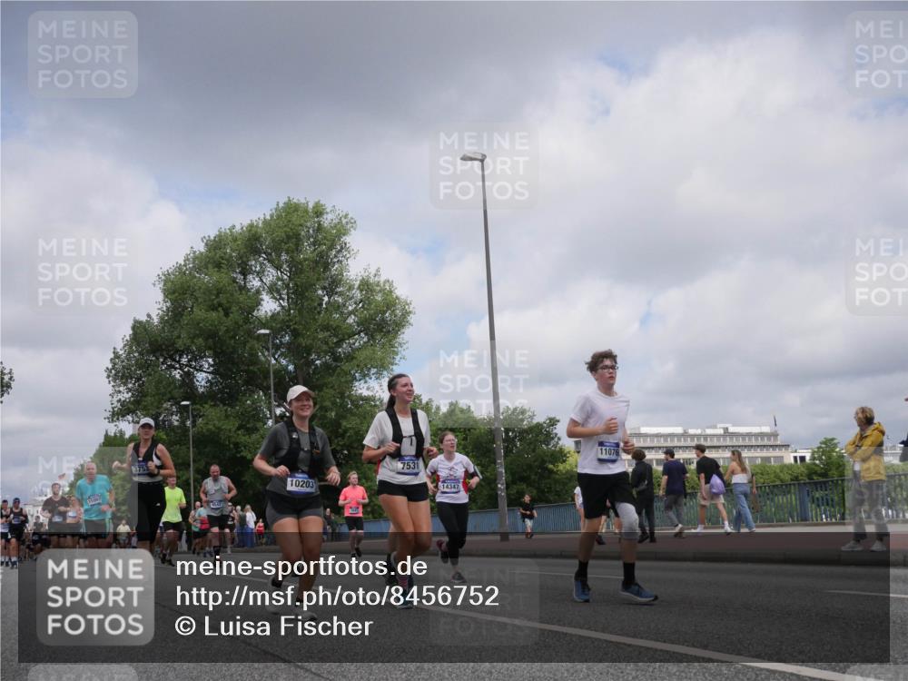 29.06.2025 - hella hamburg halbmarathon Luisa Fischer http://msf.ph/oto/8456752 29.06.2025 10:35:48 Kennedybrücke 3753, 15987, 10203, 7531, 14347, 11076, 1237, 1647, 3660, 3670, 3753, 5110, 7531, 7749, 8840, 9010, 9542, 10203, 10470, 10624 meine-sportfotos.de